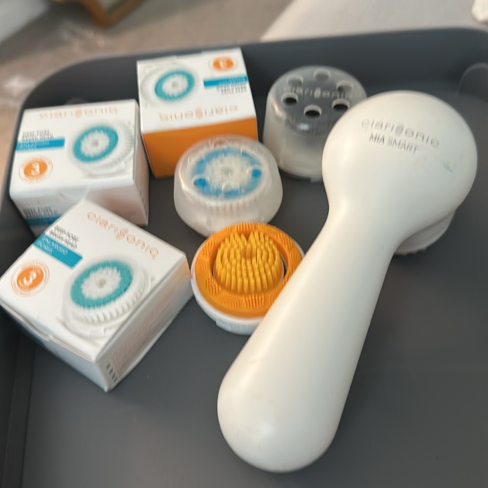 Clarisonic MIA Smart Facial Brush bundle with 6 brand new brush heads + charger